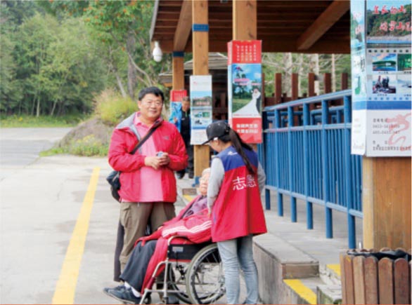 办公楼员工积极参加旺季运营服务活动