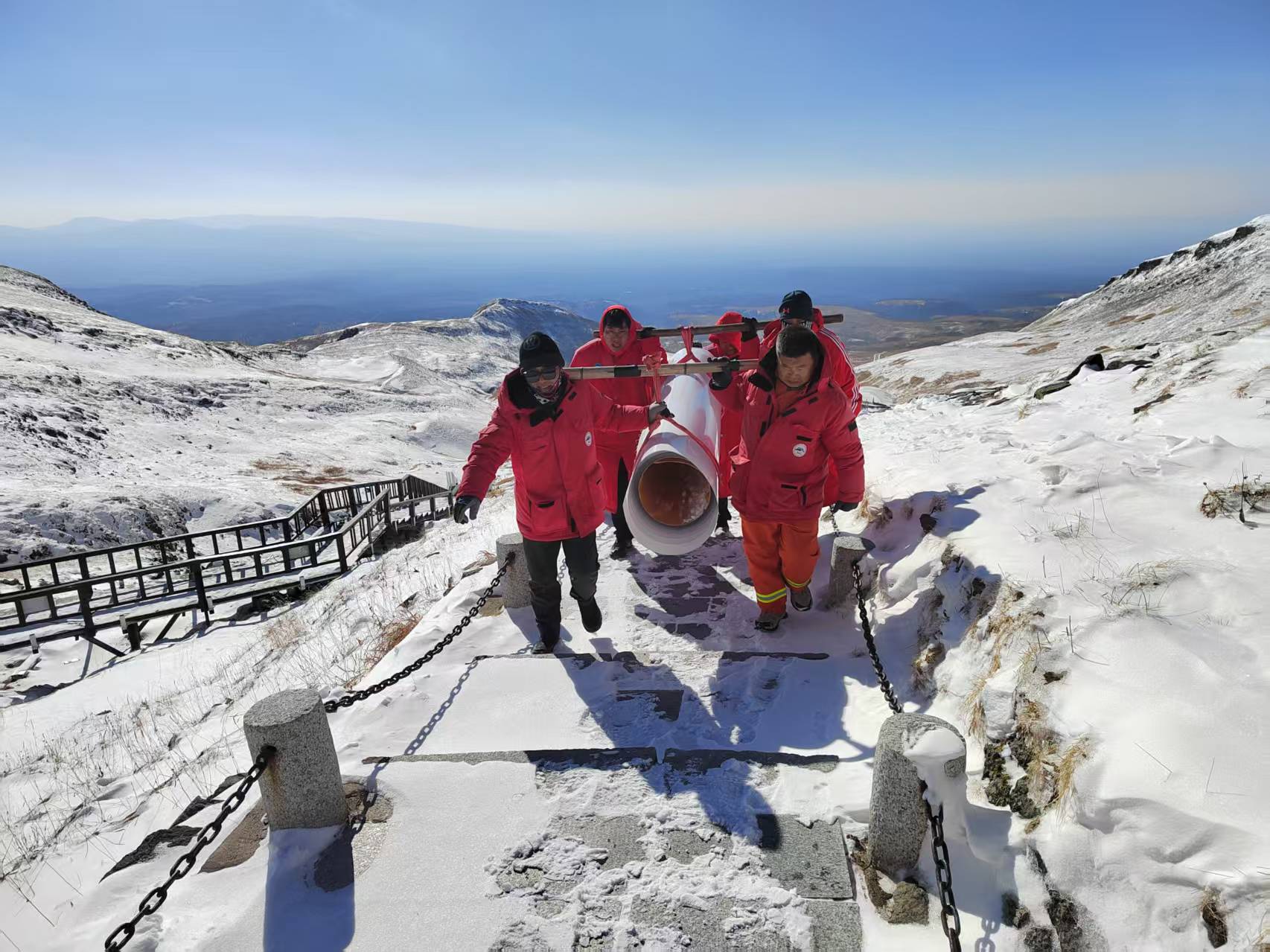 钢构长廊暖寒冬,匠心守护天池游
